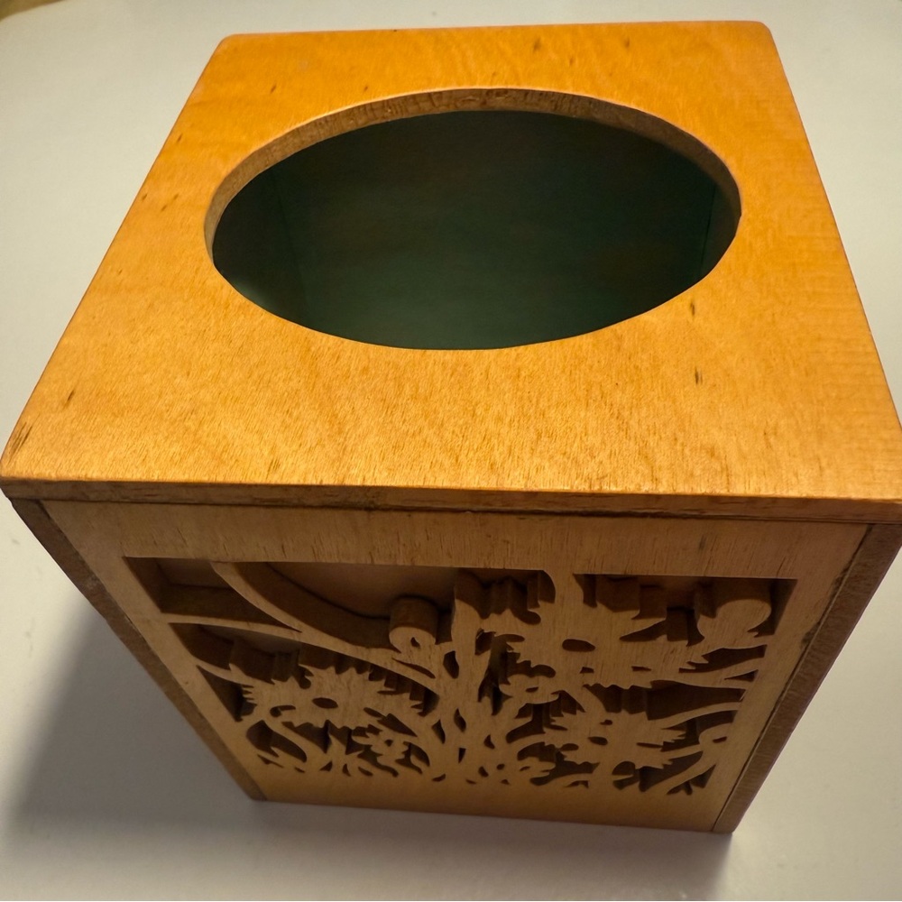 Carved Wood tissue box holder with Flowers and leaves design In excellent shape.